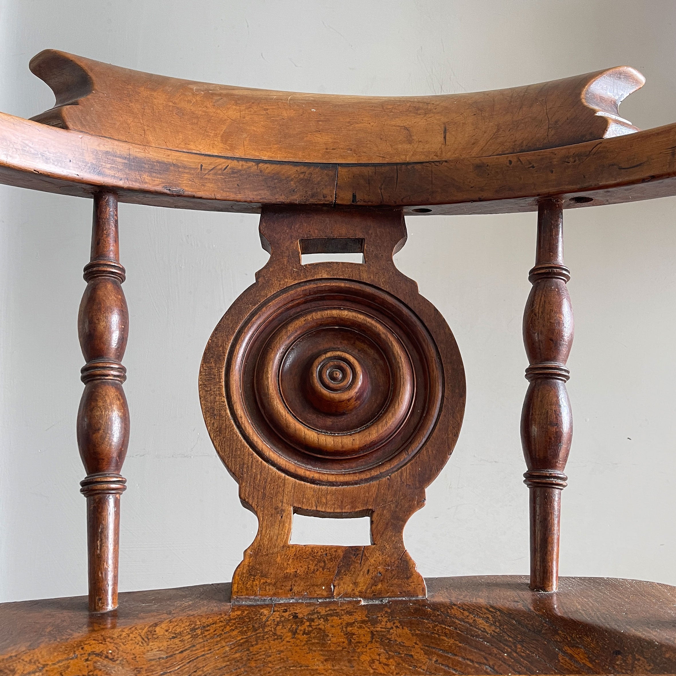 A sturdy, Elm and Yew wood Smoker's Bow.Great colour with superb wear to the arms and seat. A carved bullion support with nicely turned spindles and runners - SHOP NOW - www.intovintage.co.uk