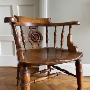 A sturdy, Elm and Yew wood Smoker's Bow.Great colour with superb wear to the arms and seat. A carved bullion support with nicely turned spindles and runners - SHOP NOW - www.intovintage.co.uk