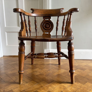 A sturdy, Elm and Yew wood Smoker's Bow.Great colour with superb wear to the arms and seat. A carved bullion support with nicely turned spindles and runners - SHOP NOW - www.intovintage.co.uk