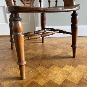 A sturdy, Elm and Yew wood Smoker's Bow.Great colour with superb wear to the arms and seat. A carved bullion support with nicely turned spindles and runners - SHOP NOW - www.intovintage.co.uk