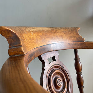 A sturdy, Elm and Yew wood Smoker's Bow.Great colour with superb wear to the arms and seat. A carved bullion support with nicely turned spindles and runners - SHOP NOW - www.intovintage.co.uk