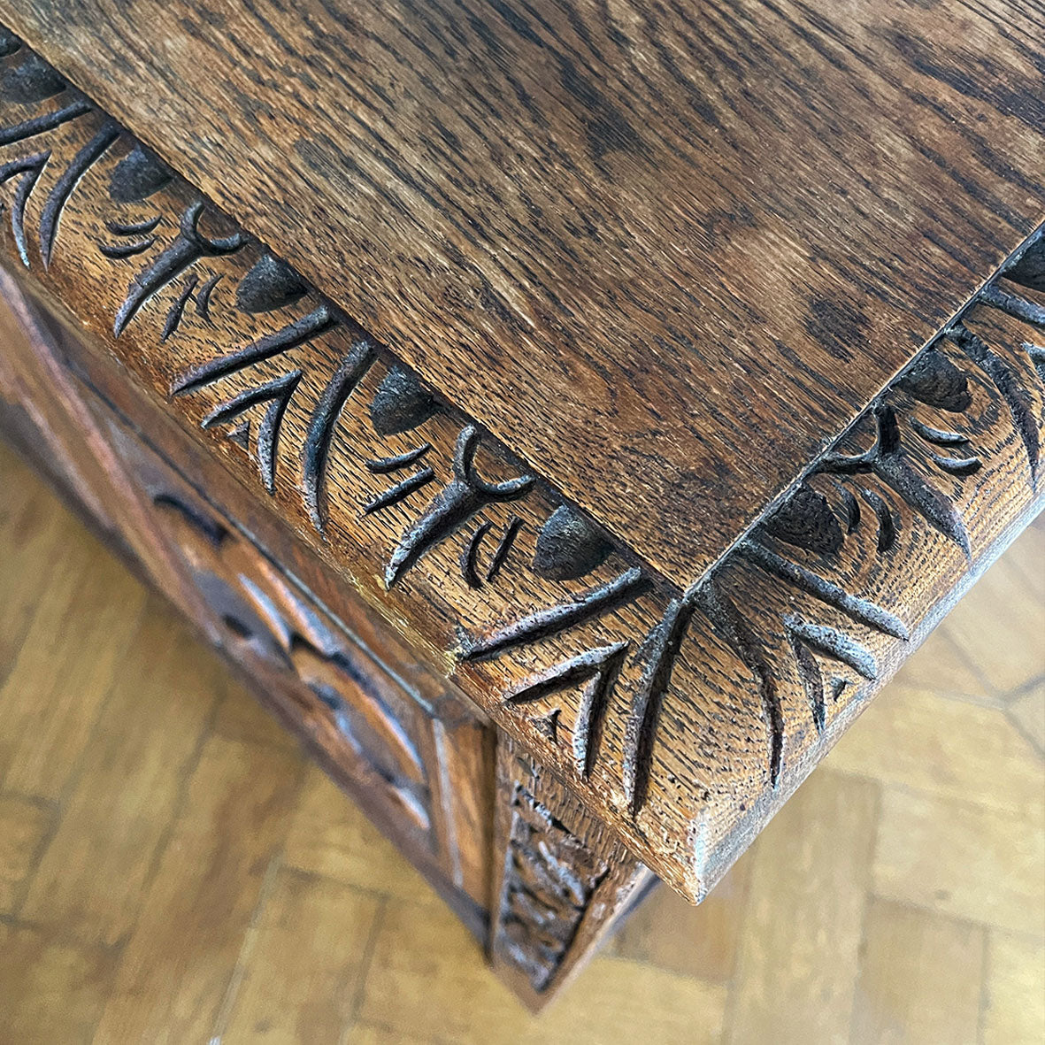 A solid oak chest with fleur de lis and shield carving to the front. Very solid and very heavy! Perfect for a large flat screen TV or for the hallway to keep your boots and shoes in. COMPOSITION: Solid Oak DIMENSIONS: (L) 93.5cm (W) 32cm (H) 59cm - SHOP NOW - www.intovintage.co.uk