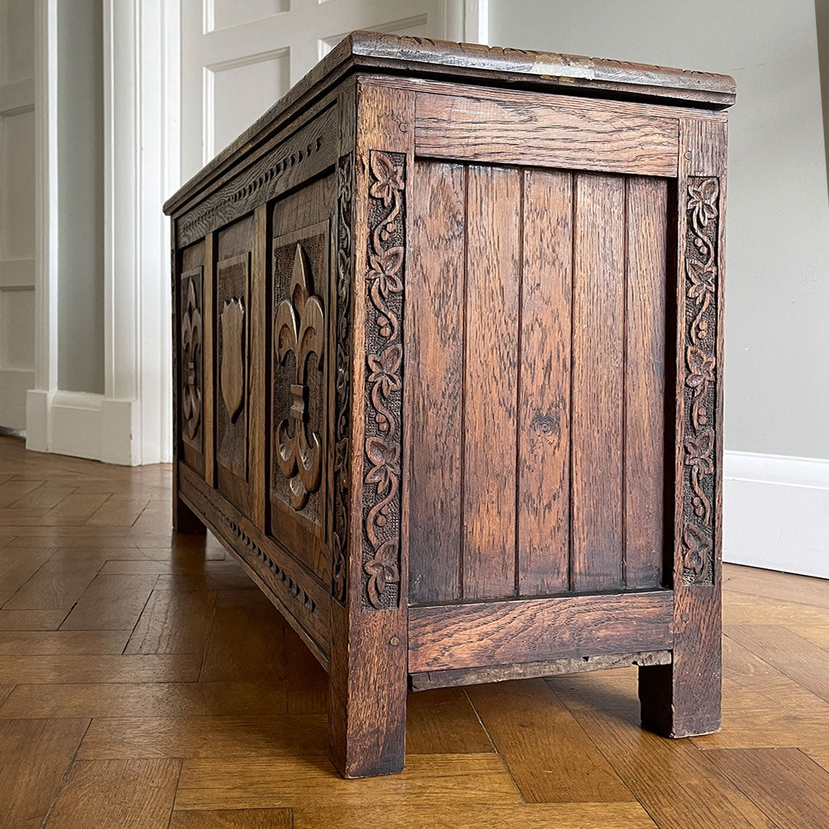 A solid oak chest with fleur de lis and shield carving to the front. Very solid and very heavy! Perfect for a large flat screen TV or for the hallway to keep your boots and shoes in. COMPOSITION: Solid Oak DIMENSIONS: (L) 93.5cm (W) 32cm (H) 59cm - SHOP NOW - www.intovintage.co.uk