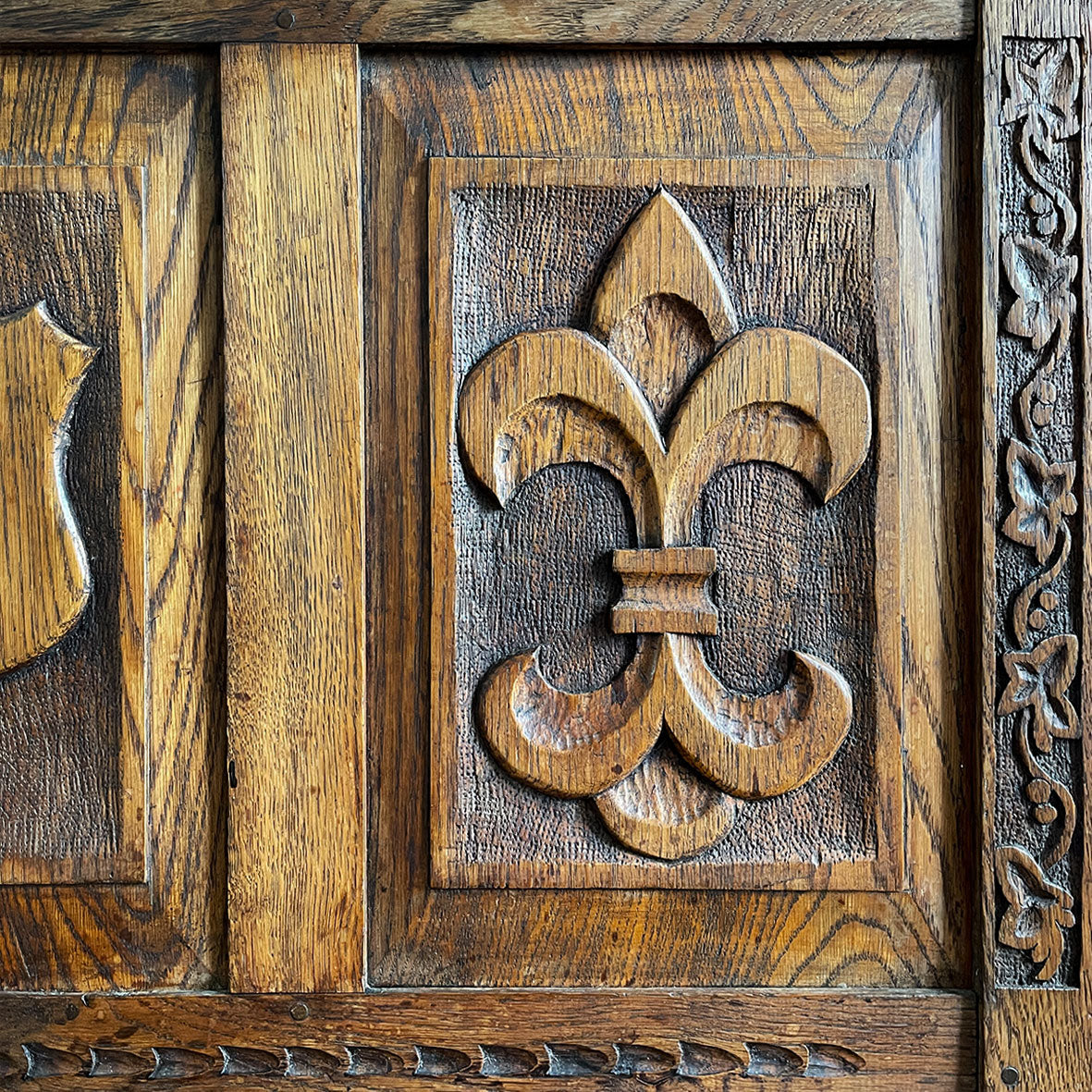 A solid oak chest with fleur de lis and shield carving to the front. Very solid and very heavy! Perfect for a large flat screen TV or for the hallway to keep your boots and shoes in. COMPOSITION: Solid Oak DIMENSIONS: (L) 93.5cm (W) 32cm (H) 59cm - SHOP NOW - www.intovintage.co.uk