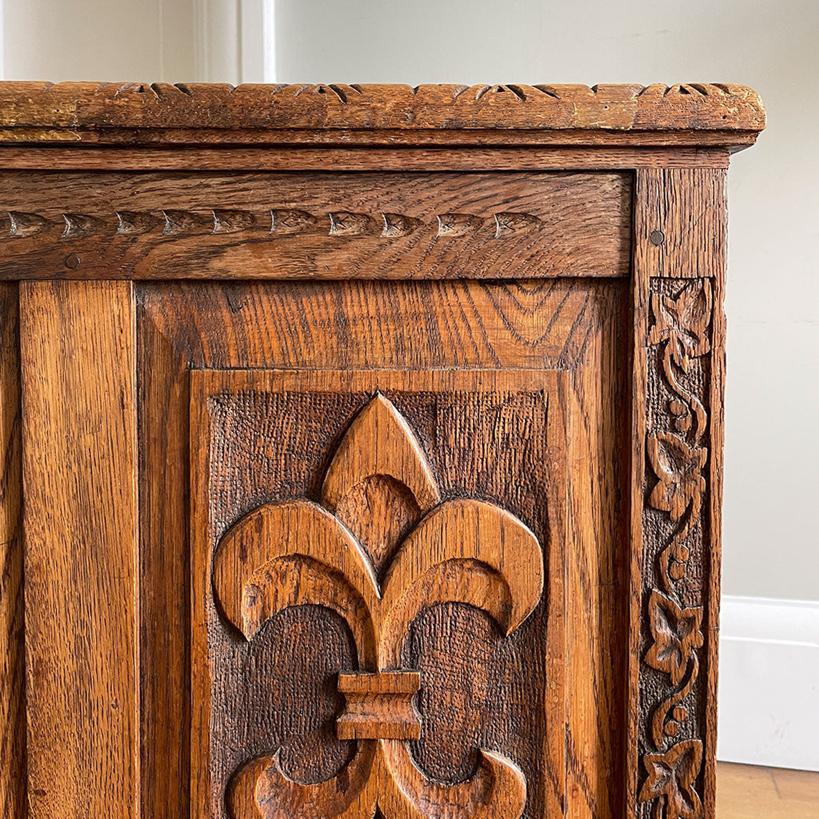 A solid oak chest with fleur de lis and shield carving to the front. Very solid and very heavy! Perfect for a large flat screen TV or for the hallway to keep your boots and shoes in. COMPOSITION: Solid Oak DIMENSIONS: (L) 93.5cm (W) 32cm (H) 59cm - SHOP NOW - www.intovintage.co.uk