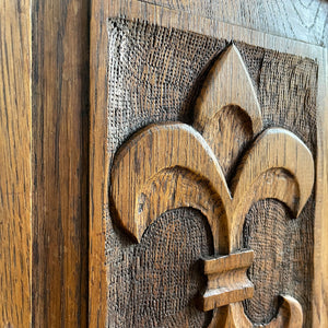 A solid oak chest with fleur de lis and shield carving to the front. Very solid and very heavy! Perfect for a large flat screen TV or for the hallway to keep your boots and shoes in. COMPOSITION: Solid Oak DIMENSIONS: (L) 93.5cm (W) 32cm (H) 59cm - SHOP NOW - www.intovintage.co.uk