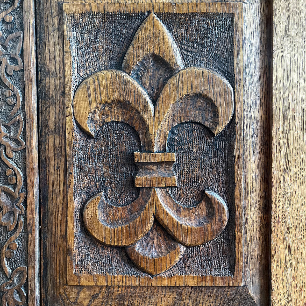 A solid oak chest with fleur de lis and shield carving to the front. Very solid and very heavy! Perfect for a large flat screen TV or for the hallway to keep your boots and shoes in. COMPOSITION: Solid Oak DIMENSIONS: (L) 93.5cm (W) 32cm (H) 59cm - SHOP NOW - www.intovintage.co.uk