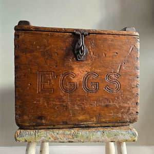 This is one of the best Egg Boxes we have ever seen. Fantastic stamped typography to the front and back with perfectly aged ironwork, and a beautiful honey tone to the woodwork. Clucking fantastic! - SHOP NOW - www.intovintage.co.uk