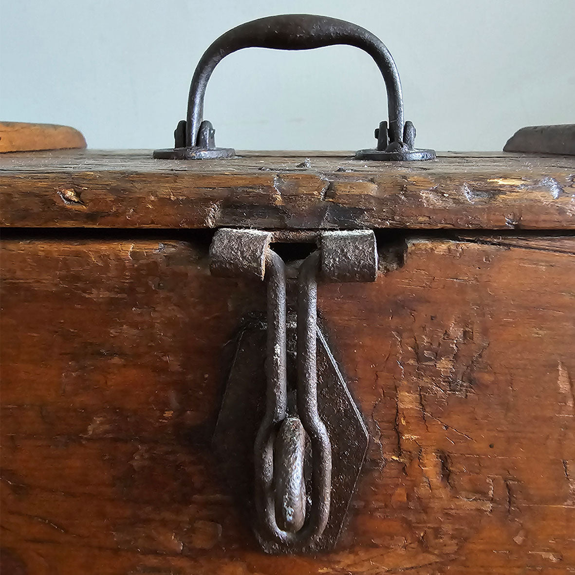This is one of the best Egg Boxes we have ever seen. Fantastic stamped typography to the front and back with perfectly aged ironwork, and a beautiful honey tone to the woodwork. Clucking fantastic! - SHOP NOW - www.intovintage.co.uk