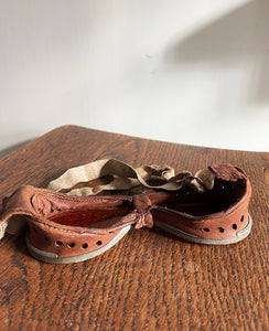 A fantastic pair of original British Army MT goggles with their original box. Amber glass lenses, leather trim and original elastic. These goggles were worn by drivers, tank crews, dispatch riders and more, throughout the Second World War - SHOP NOW - www.intovintage.co.uk