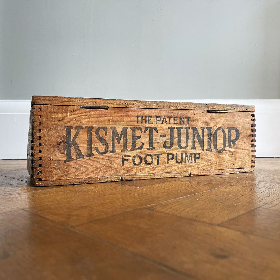 A clean example of a Kismet Junior Foot Pump Box. Great typography to the sides. - SHOP NOW - www.intovintage.co.uk