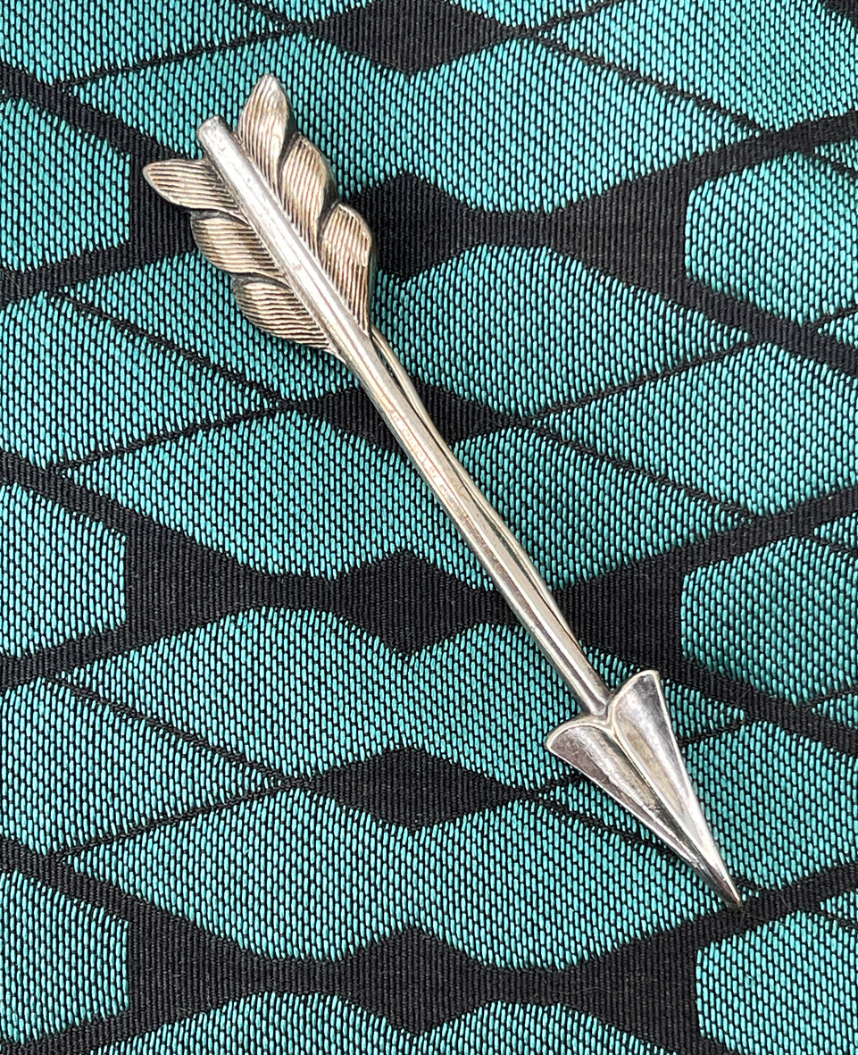 A silvered base metal Arrow Pin. Lovely detail in the tip and feathers - SHOP NOW - www.intovintage.co.uk