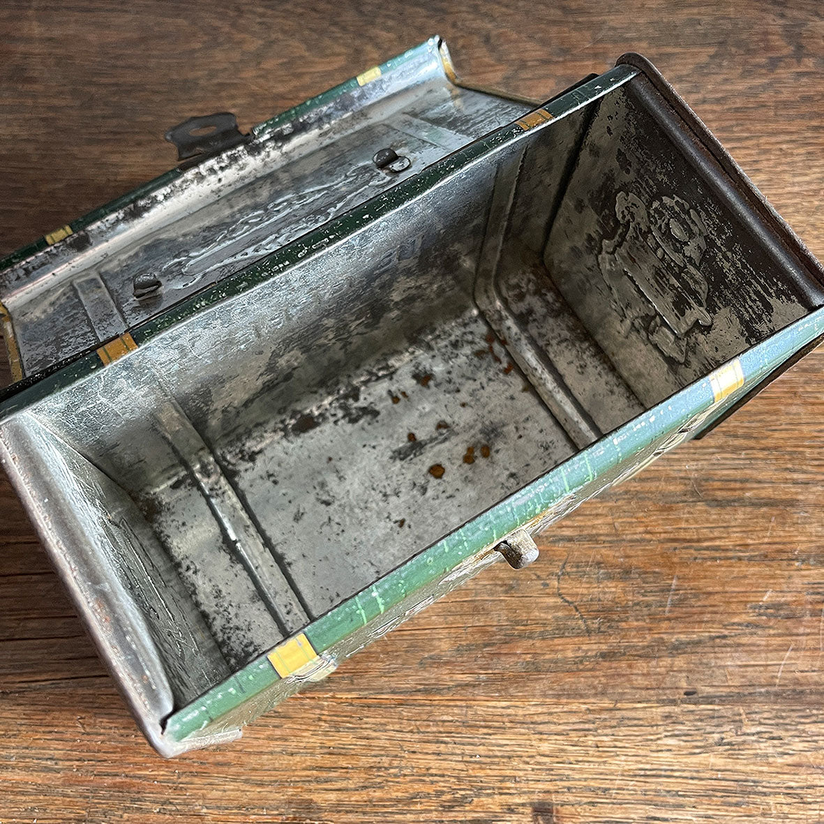 A 'Te Bebe' Trunk Tea Tin