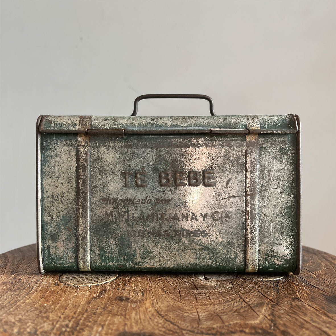 A 'Te Bebe' Trunk Tea Tin