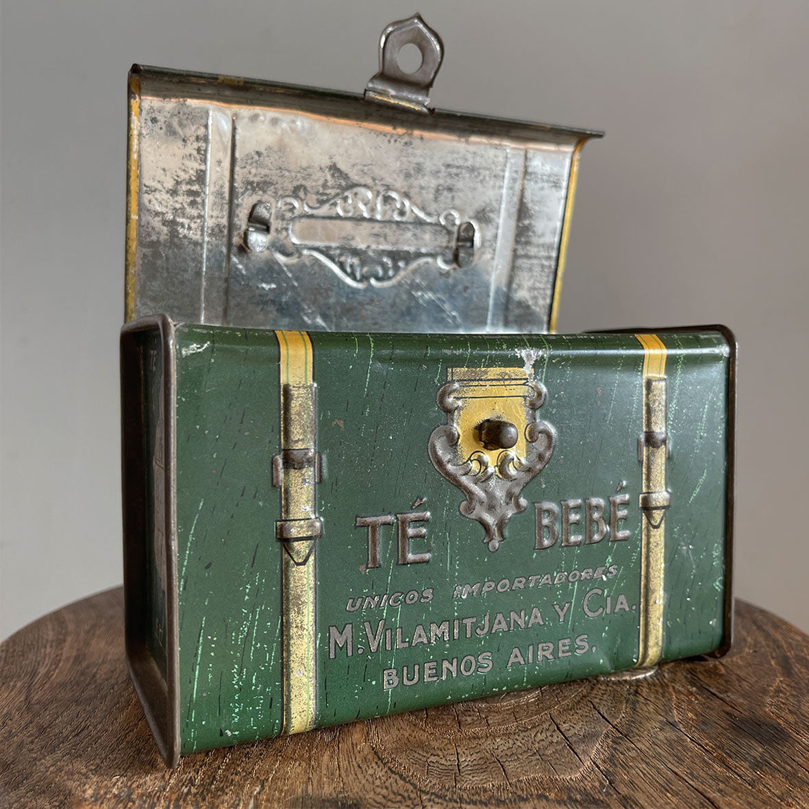 A 'Te Bebe' Trunk Tea Tin