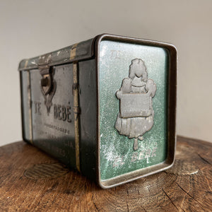 A 'Te Bebe' Buenos Aires Tea Tin in the shape of miniature steamer trunk. It has a little handle on the top lid and each end sees an embossed image of a child carrying a tea box. A rare tin that has travelled all the way from Argentina - SHOP NOW - www.intovintage.co.uk