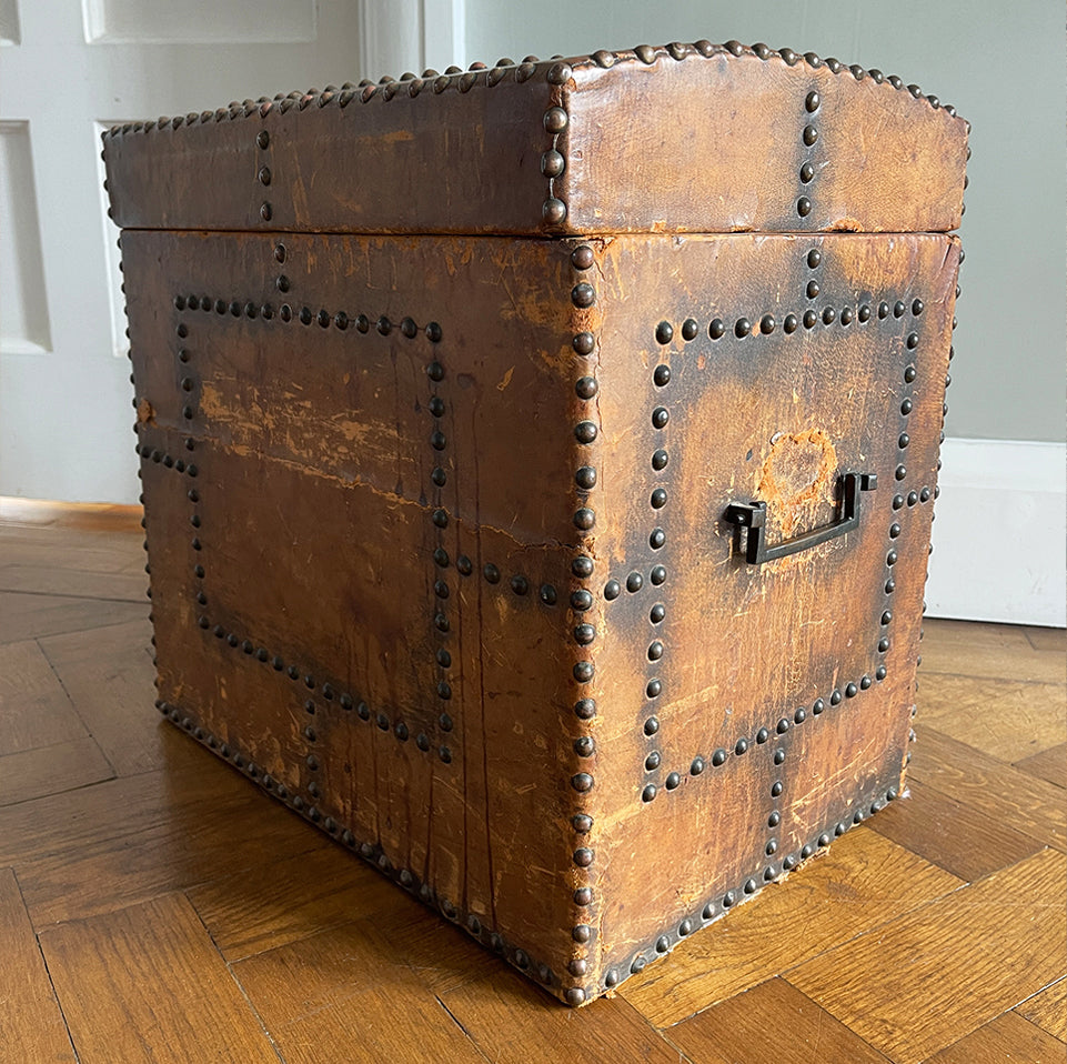 A stunning leather clad and brass studded Wine Chest with a great aged look, wear and colour. It has a hinged and barrel top with sturdy brass handle on each side. Inside sees an inner metal bin with handy handles making it easy to remove. Will hold 12 bottles of wine - SHOP NOW - www.intovintage.co.uk