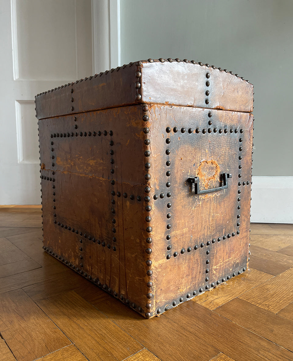 A stunning leather clad and brass studded Wine Chest with a great aged look, wear and colour. It has a hinged and barrel top with sturdy brass handle on each side. Inside sees an inner metal bin with handy handles making it easy to remove. Will hold 12 bottles of wine - SHOP NOW - www.intovintage.co.uk