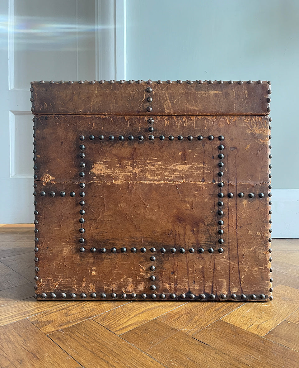 A stunning leather clad and brass studded Wine Chest with a great aged look, wear and colour. It has a hinged and barrel top with sturdy brass handle on each side. Inside sees an inner metal bin with handy handles making it easy to remove. Will hold 12 bottles of wine - SHOP NOW - www.intovintage.co.uk