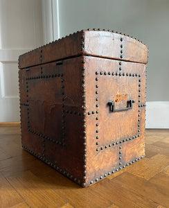 A stunning leather clad and brass studded Wine Chest with a great aged look, wear and colour. It has a hinged and barrel top with sturdy brass handle on each side. Inside sees an inner metal bin with handy handles making it easy to remove. Will hold 12 bottles of wine - SHOP NOW - www.intovintage.co.uk