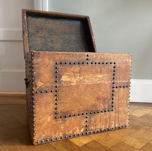 A stunning leather clad and brass studded Wine Chest with a great aged look, wear and colour. It has a hinged and barrel top with sturdy brass handle on each side. Inside sees an inner metal bin with handy handles making it easy to remove. Will hold 12 bottles of wine - SHOP NOW - www.intovintage.co.uk