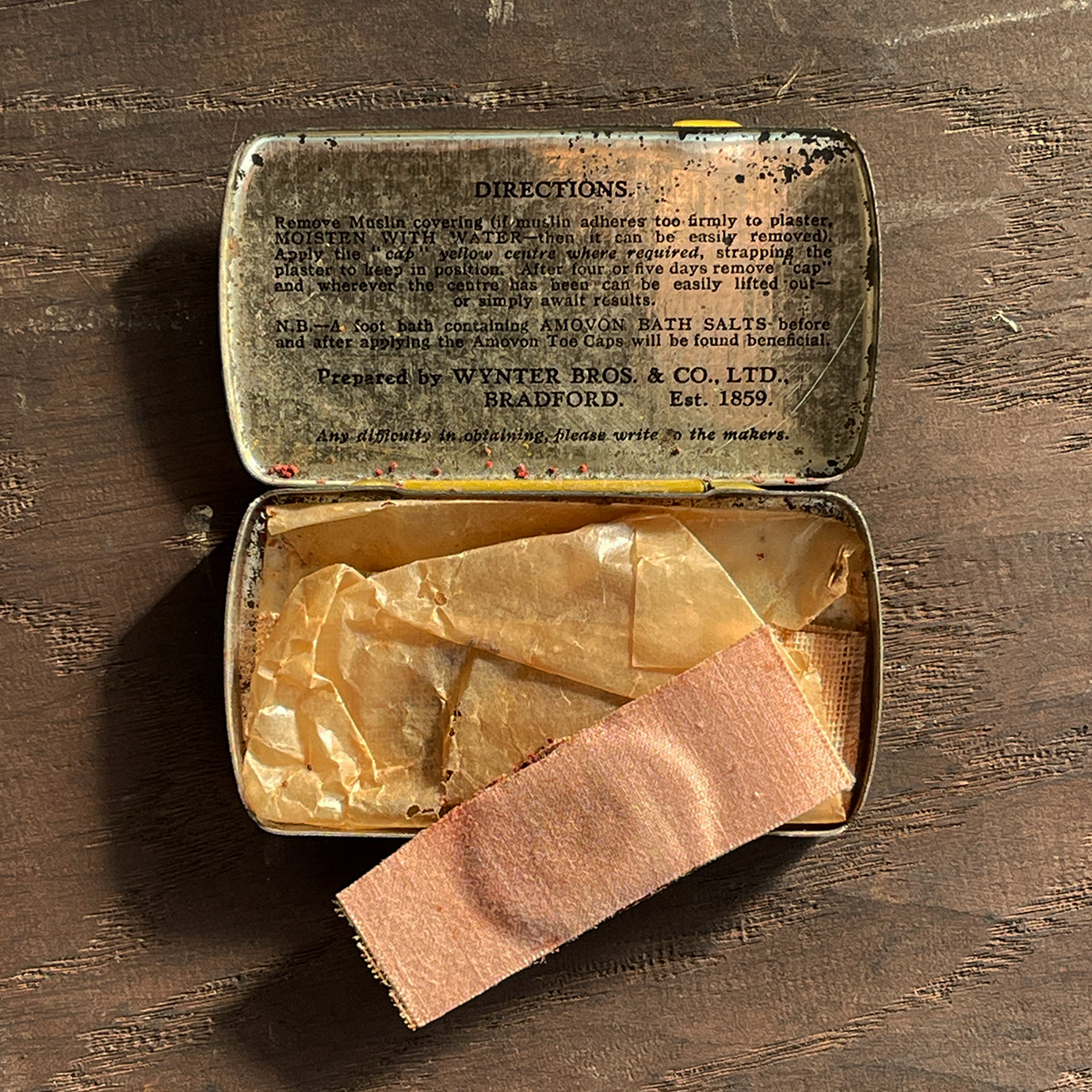 A vintage Amovon Toe Caps Tin from the 1930s with a great graphic to the front. Hinged lid and original contents. - SHOP NOW - www.intovintage.co.uk