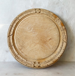 A 20th C Breadboard with pretty clover and leaf carved detail to the edge with a reeded profile. Nice wear to the main board and still nice and flat with no warping - SHOP NOW - www.intovintage.co.uk
