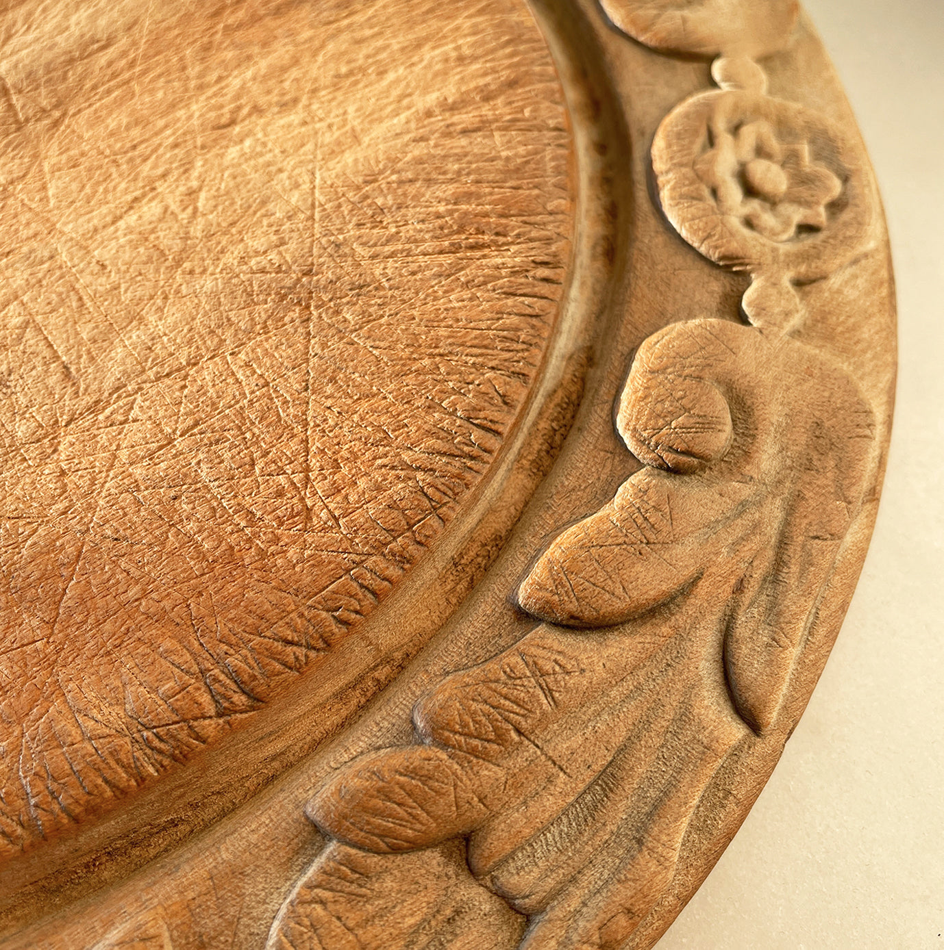 Nice early 20th c breadboard with pretty oak leaf carved detail to the edge. Nice wear to the main board and still nice and flat with no warping SHOP NOW - www.intovintage.co.uk