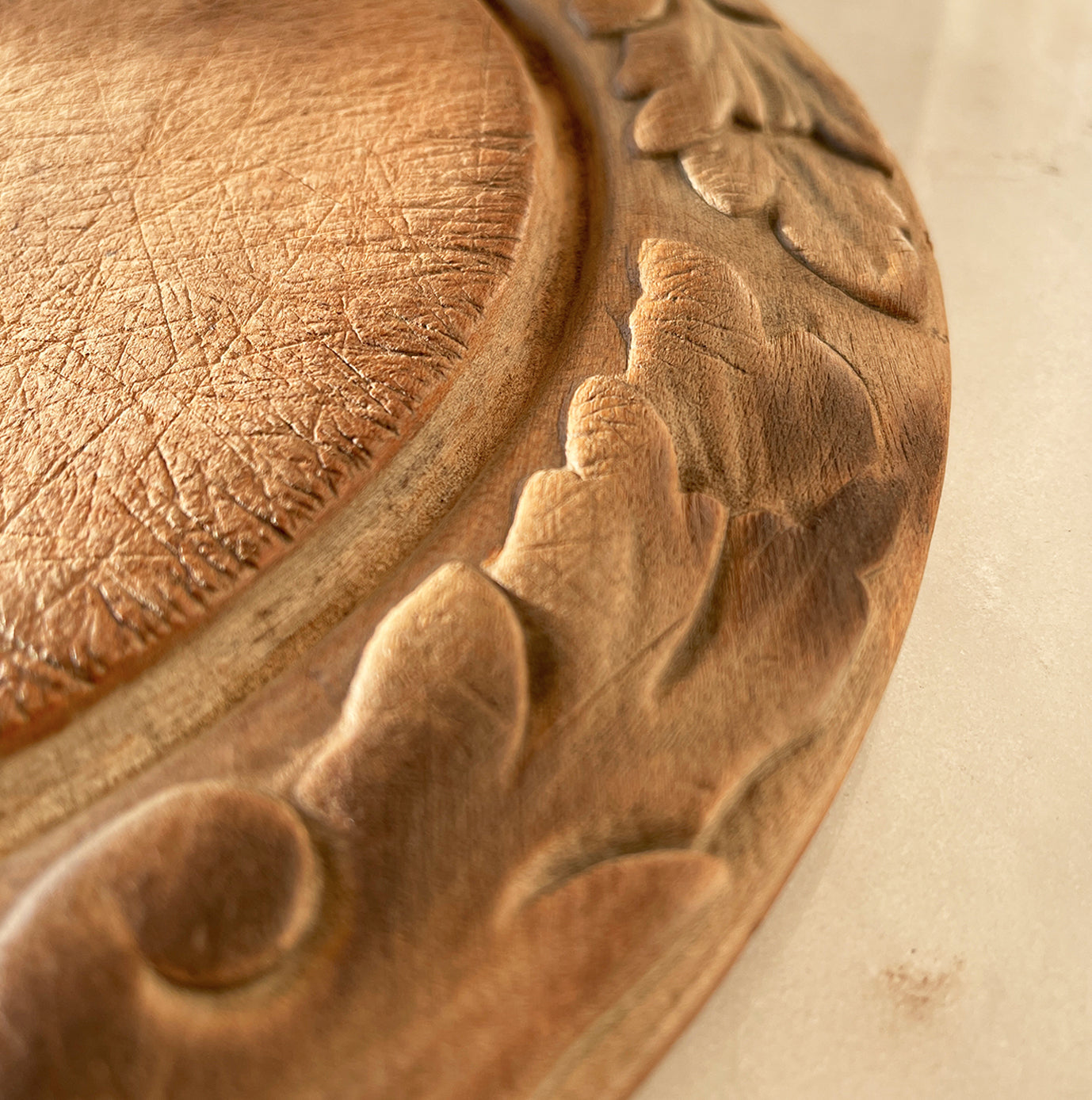Nice early 20th c breadboard with pretty oak leaf carved detail to the edge. Nice wear to the main board and still nice and flat with no warping SHOP NOW - www.intovintage.co.uk