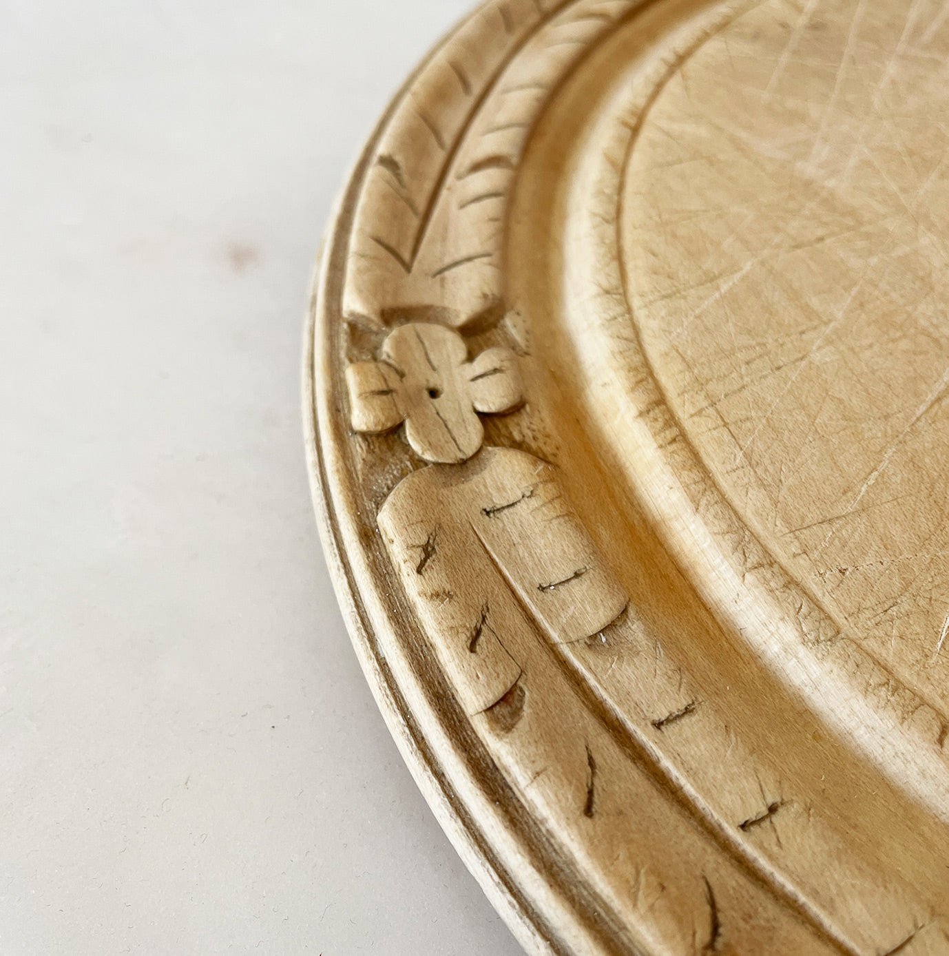 A 20th C Breadboard with pretty clover and leaf carved detail to the edge with a reeded profile. Nice wear to the main board and still nice and flat with no warping - SHOP NOW - www.intovintage.co.uk