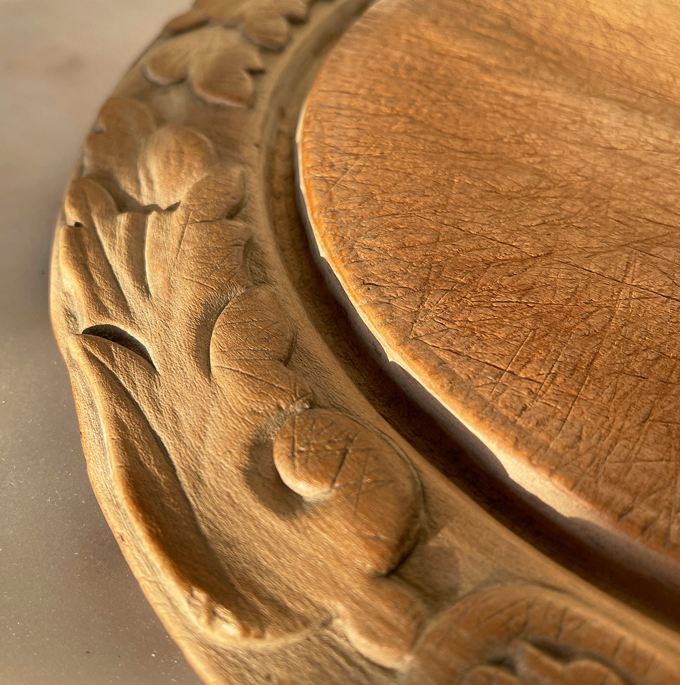 Nice early 20th c breadboard with pretty oak leaf carved detail to the edge. Nice wear to the main board and still nice and flat with no warping SHOP NOW - www.intovintage.co.uk