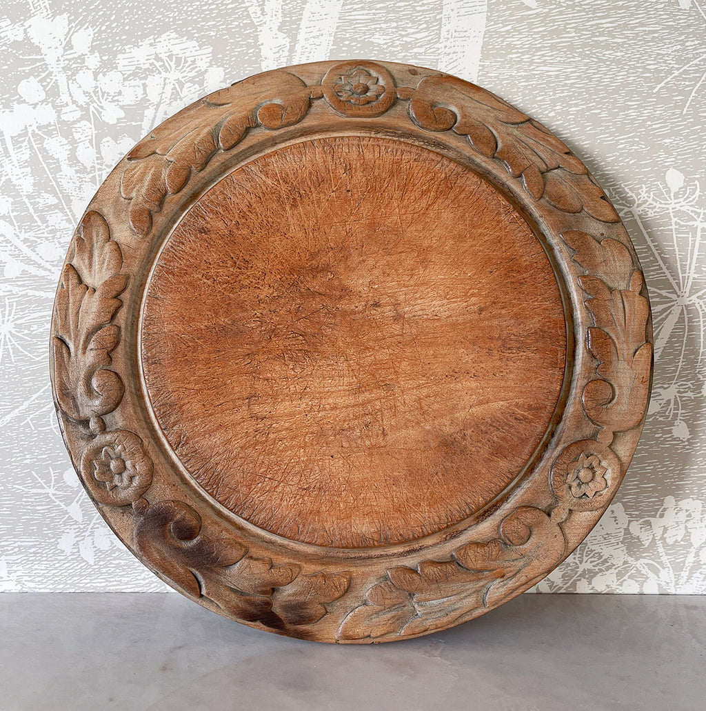 Nice early 20th c breadboard with pretty oak leaf carved detail to the edge. Nice wear to the main board and still nice and flat with no warping SHOP NOW - www.intovintage.co.uk