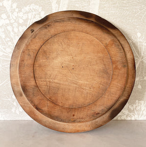 Nice early 20th c breadboard with pretty oak leaf carved detail to the edge. Nice wear to the main board and still nice and flat with no warping SHOP NOW - www.intovintage.co.uk