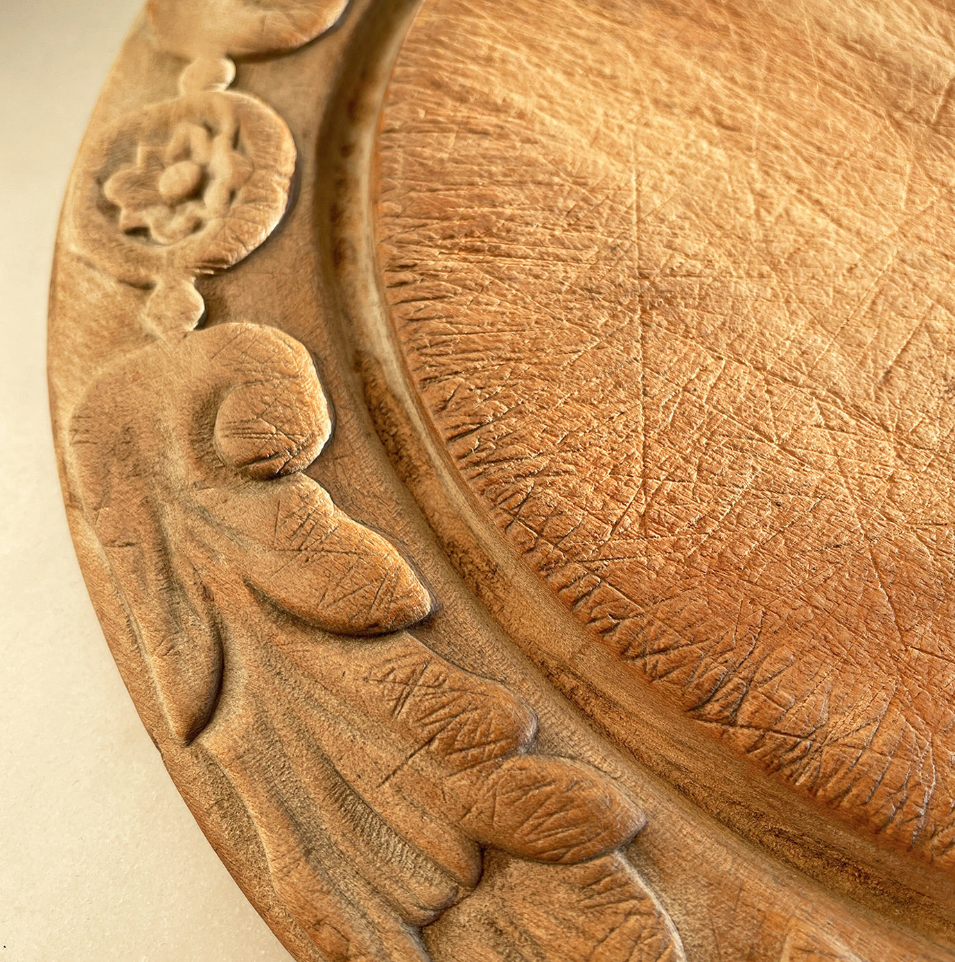 Nice early 20th c breadboard with pretty oak leaf carved detail to the edge. Nice wear to the main board and still nice and flat with no warping SHOP NOW - www.intovintage.co.uk