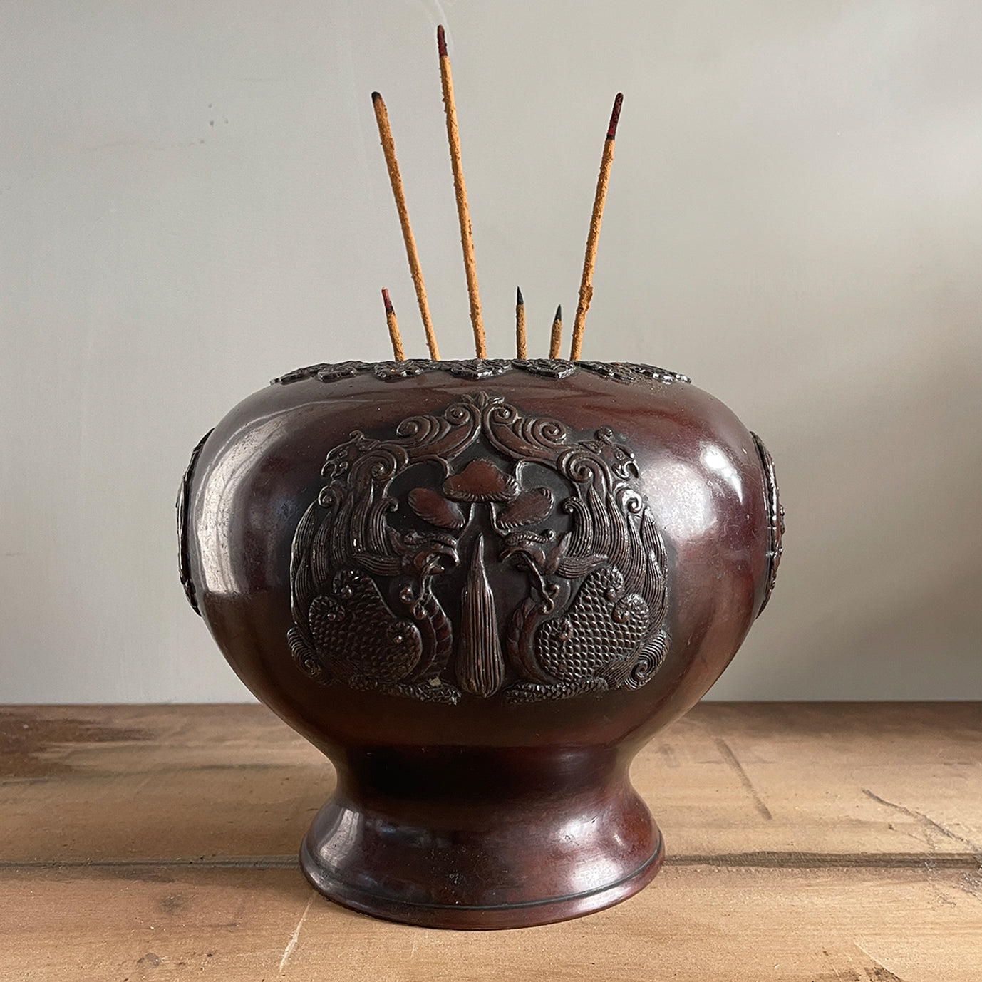 A late Victorian bronze decorated Incense vase. Beautifully decorated with dragons and phoenix bird designs. It has a rich sheen to its surface. A beautiful decorative piece - SHOP NOW - www.intovintage.co.uk