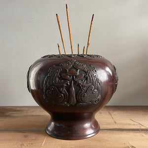 A late Victorian bronze decorated Incense vase. Beautifully decorated with dragons and phoenix bird designs. It has a rich sheen to its surface. A beautiful decorative piece - SHOP NOW - www.intovintage.co.uk