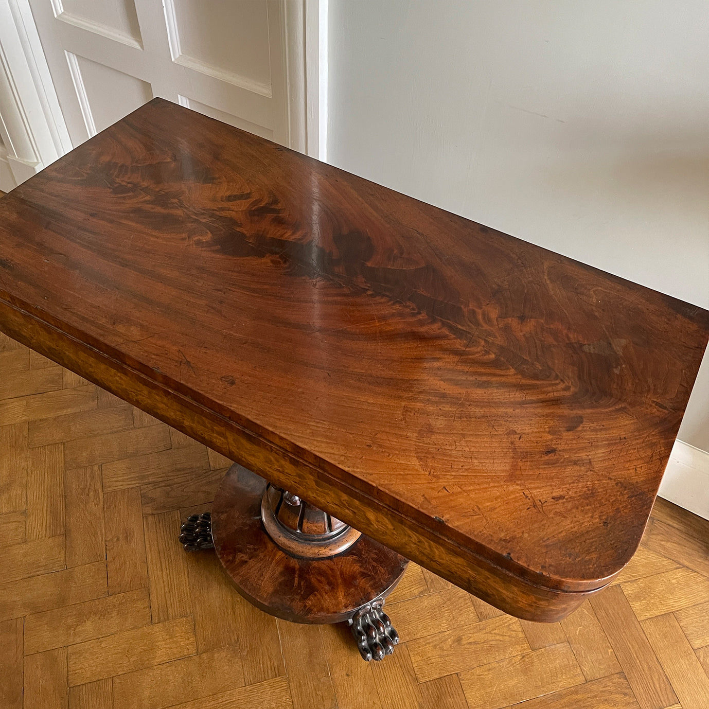 A quality William IV Mahogany Card Table with well carved detail to the solid mahogany pedestal leading to shaped collar with circular base and carved paw feet with original castors. - SHOP NOW - www.intovintage.co.uk