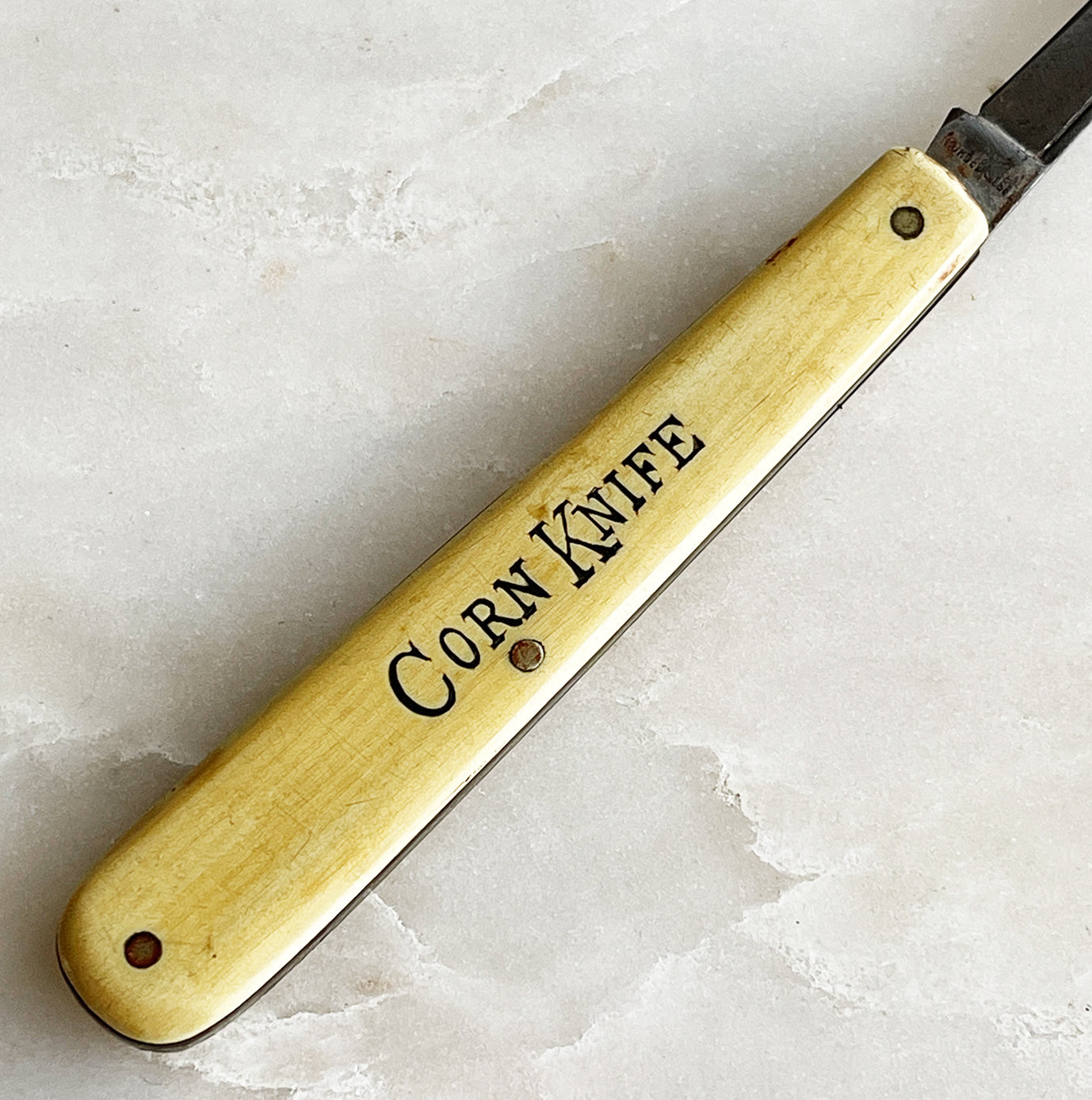 An Antique Waterfall celluloid handle scales, the front is etched CORN KNIFE. High carbon steel spey style blade with long nail pull and finger groove. Brass liners and handle pins. High quality antique pocket knife. Superb condition with a nice patina - SHOP NOW - www.intovintage.co.uk