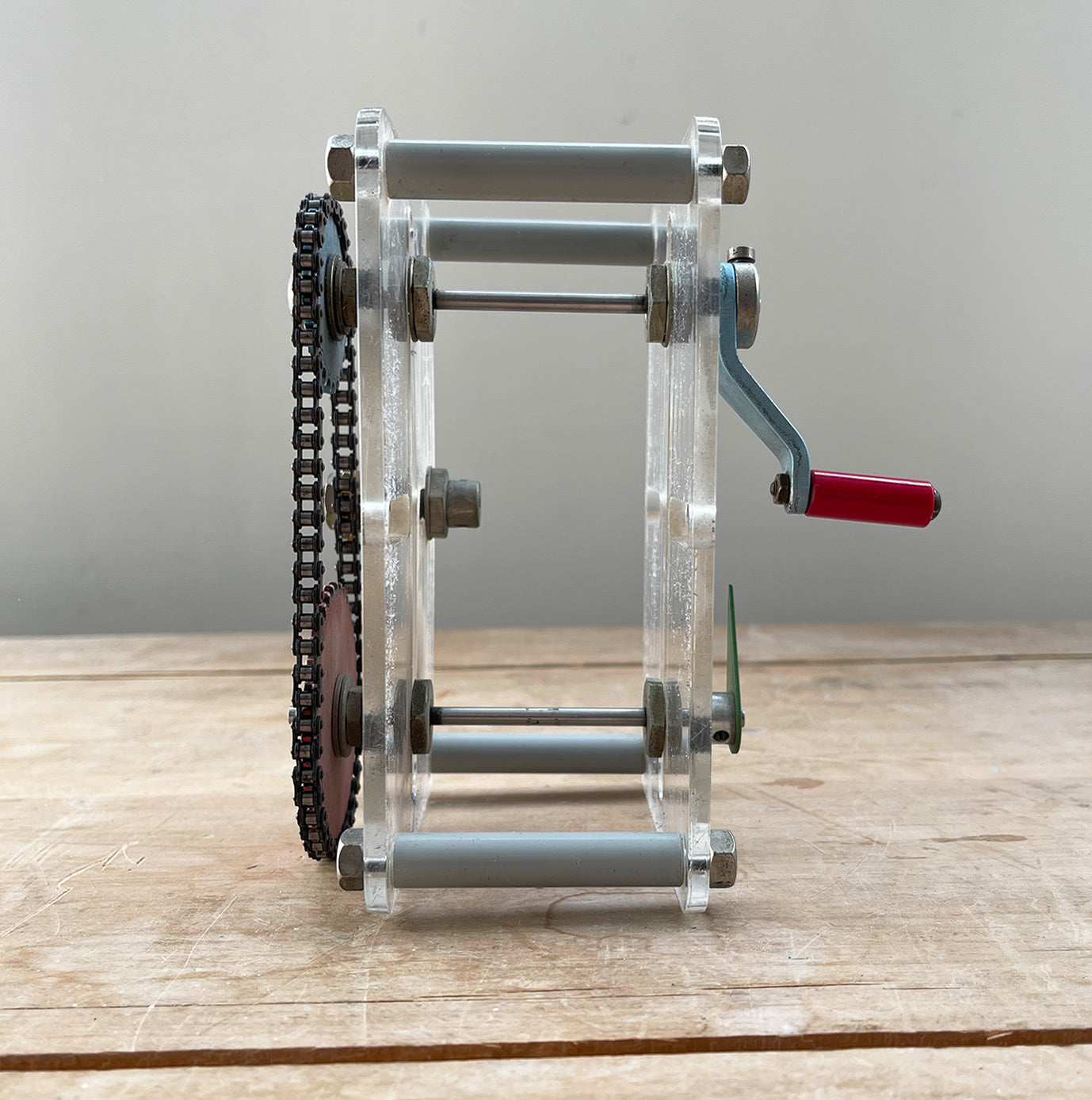 A Vintage Mechanical Teaching Aid that shows the mechanics of chained gears. Turning the little handle rotates a cog connected to a mini chain that in turn, turns another larger cog which rotates a green arrow - SHOP NOW - www.intovintage.co.uk