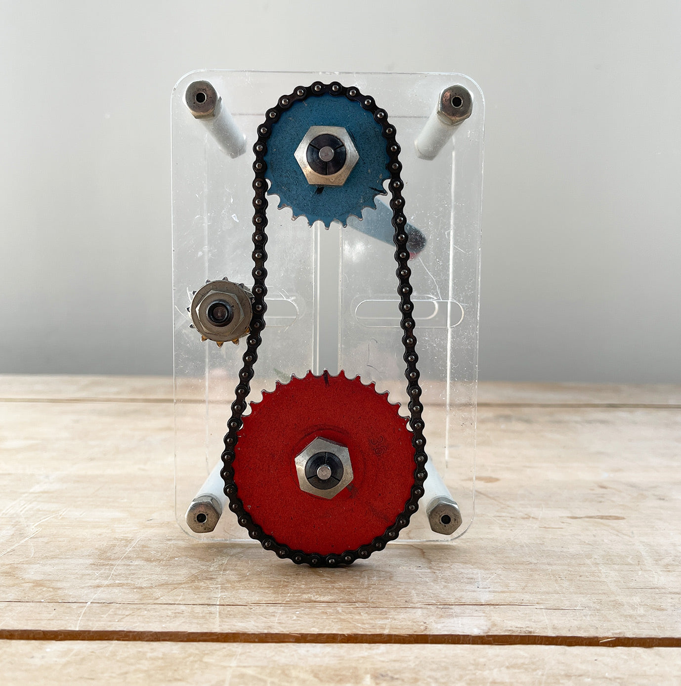 A Vintage Mechanical Teaching Aid that shows the mechanics of chained gears. Turning the little handle rotates a cog connected to a mini chain that in turn, turns another larger cog which rotates a green arrow - SHOP NOW - www.intovintage.co.uk
