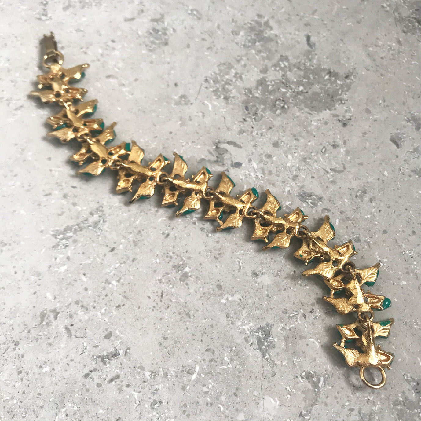 Pretty Vintage Green Stone & Gold Tone Bracelet