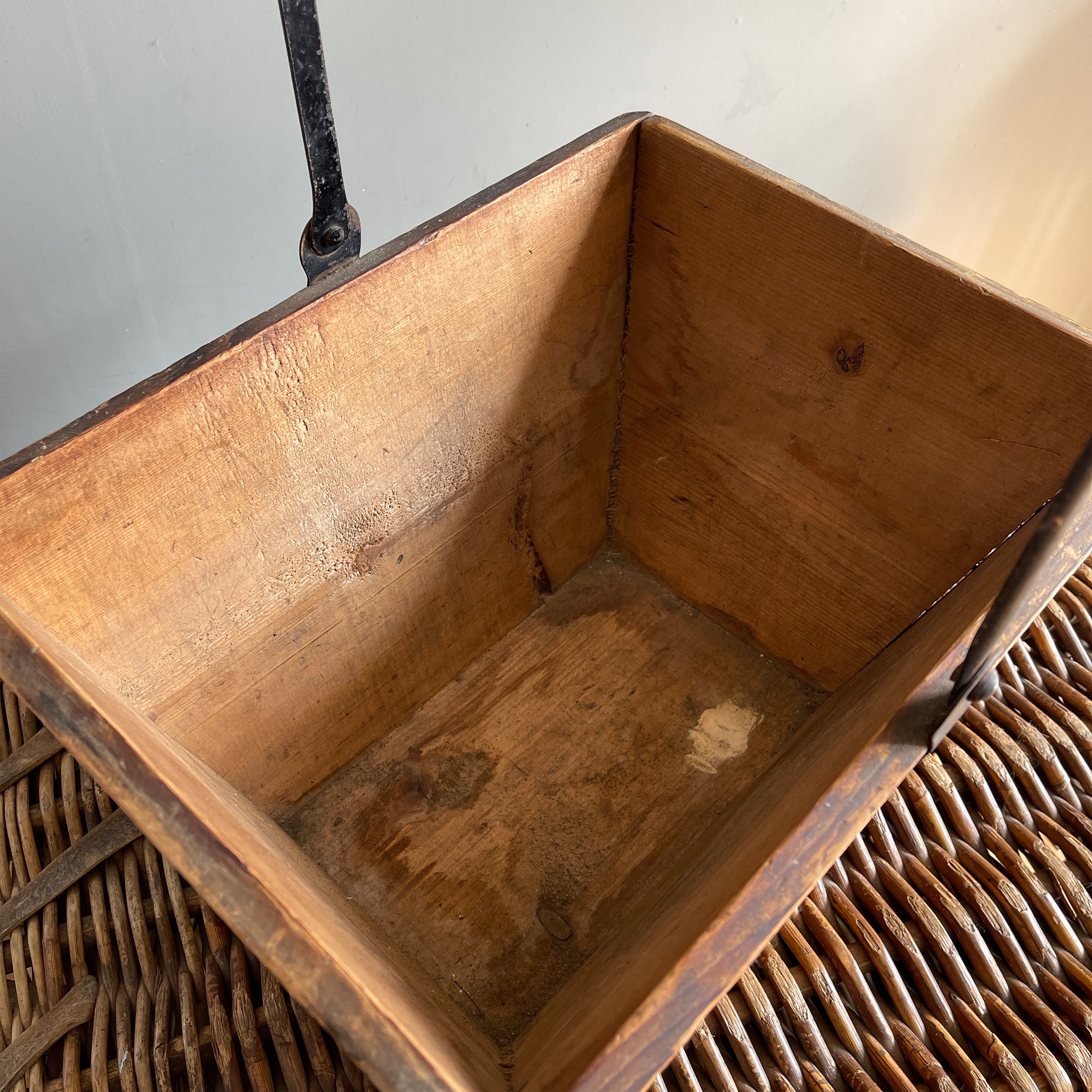 A Period House Maid's Pine Trug with sturdy metal handle and strapping. It has a removable top tray containing 4 compartments and still has the original 'IMPROVED HOUSE MAID'S BOX' label to the front. Good strong sturdy construction - SHOP NOW - www.intovintage.co.uk