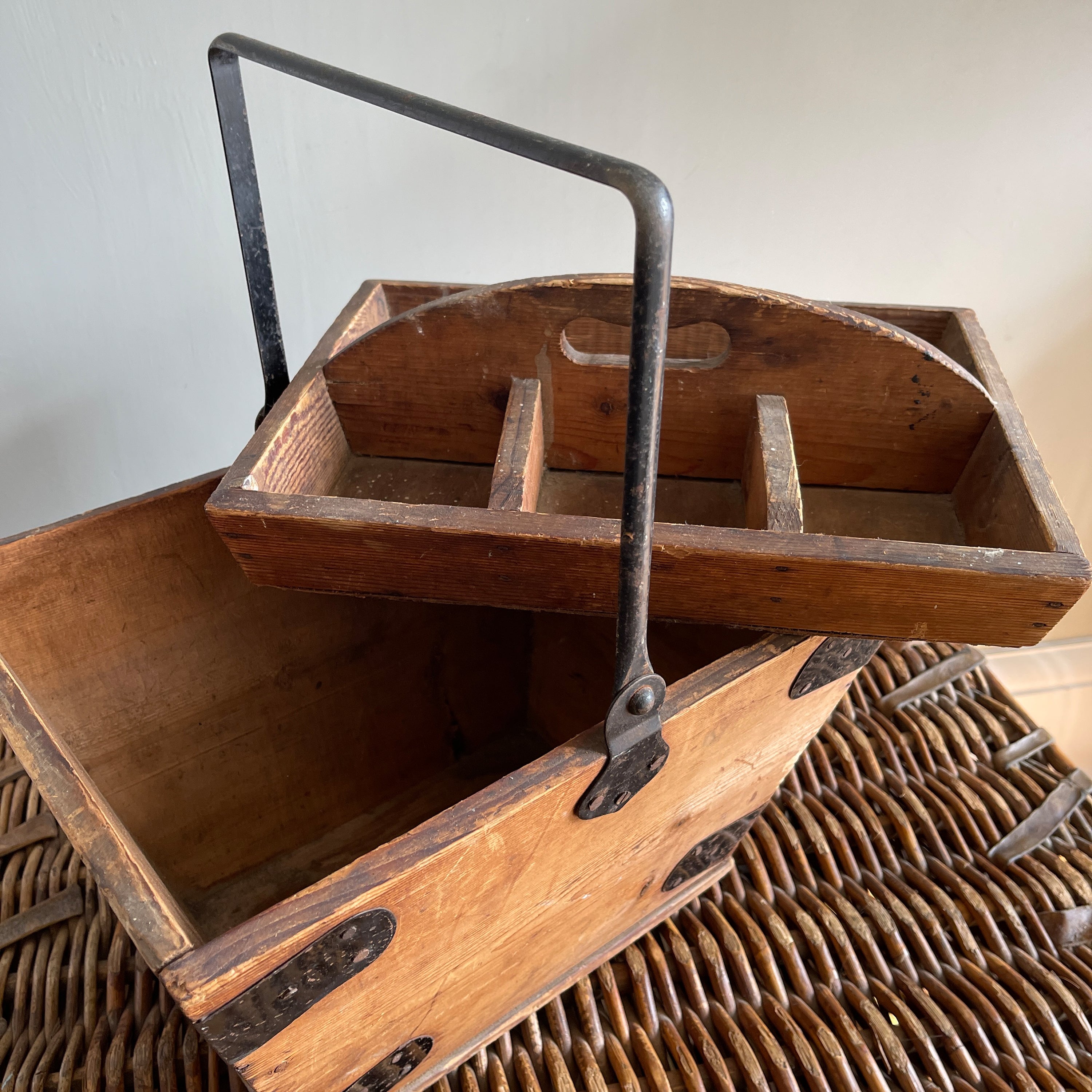 A Period House Maid's Pine Trug with sturdy metal handle and strapping. It has a removable top tray containing 4 compartments and still has the original 'IMPROVED HOUSE MAID'S BOX' label to the front. Good strong sturdy construction - SHOP NOW - www.intovintage.co.uk