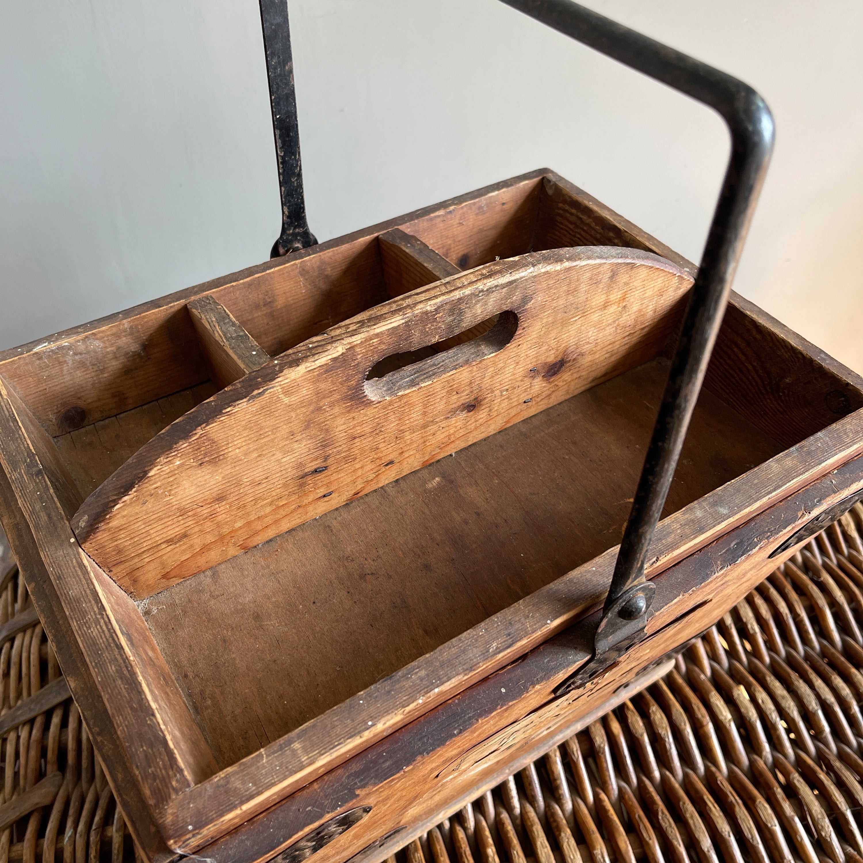 A Period House Maid's Pine Trug with sturdy metal handle and strapping. It has a removable top tray containing 4 compartments and still has the original 'IMPROVED HOUSE MAID'S BOX' label to the front. Good strong sturdy construction - SHOP NOW - www.intovintage.co.uk