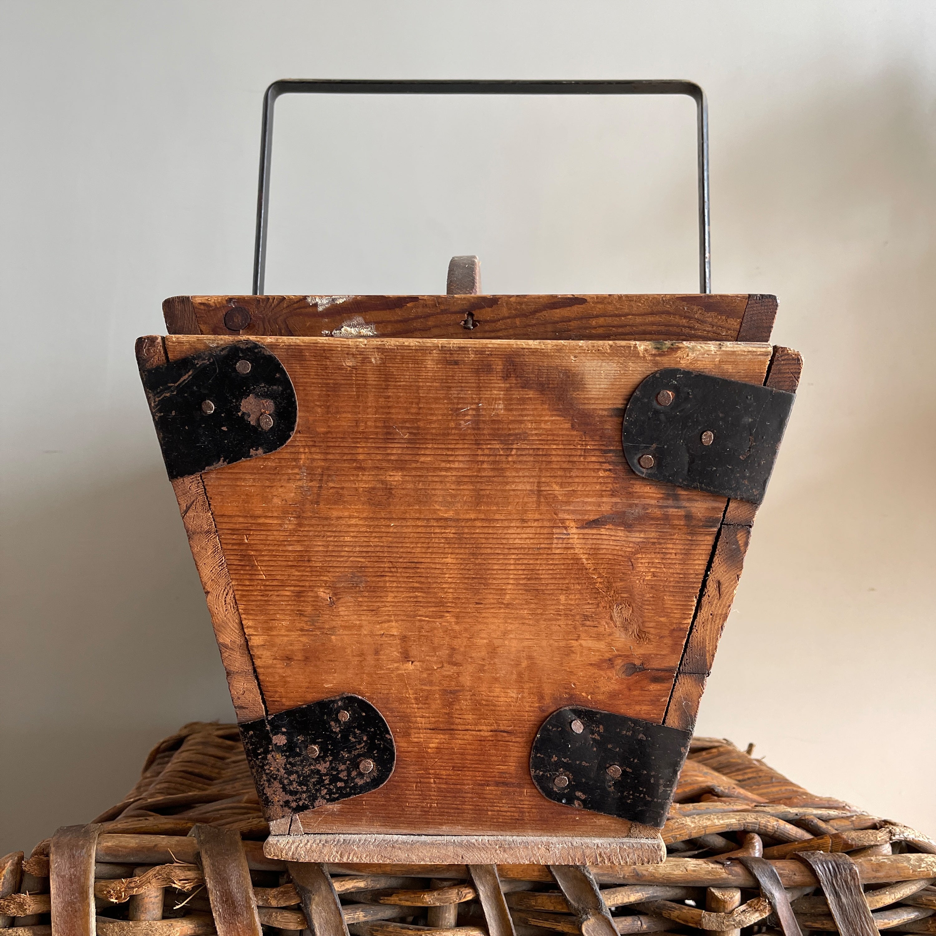 A Period House Maid's Pine Trug with sturdy metal handle and strapping. It has a removable top tray containing 4 compartments and still has the original 'IMPROVED HOUSE MAID'S BOX' label to the front. Good strong sturdy construction - SHOP NOW - www.intovintage.co.uk