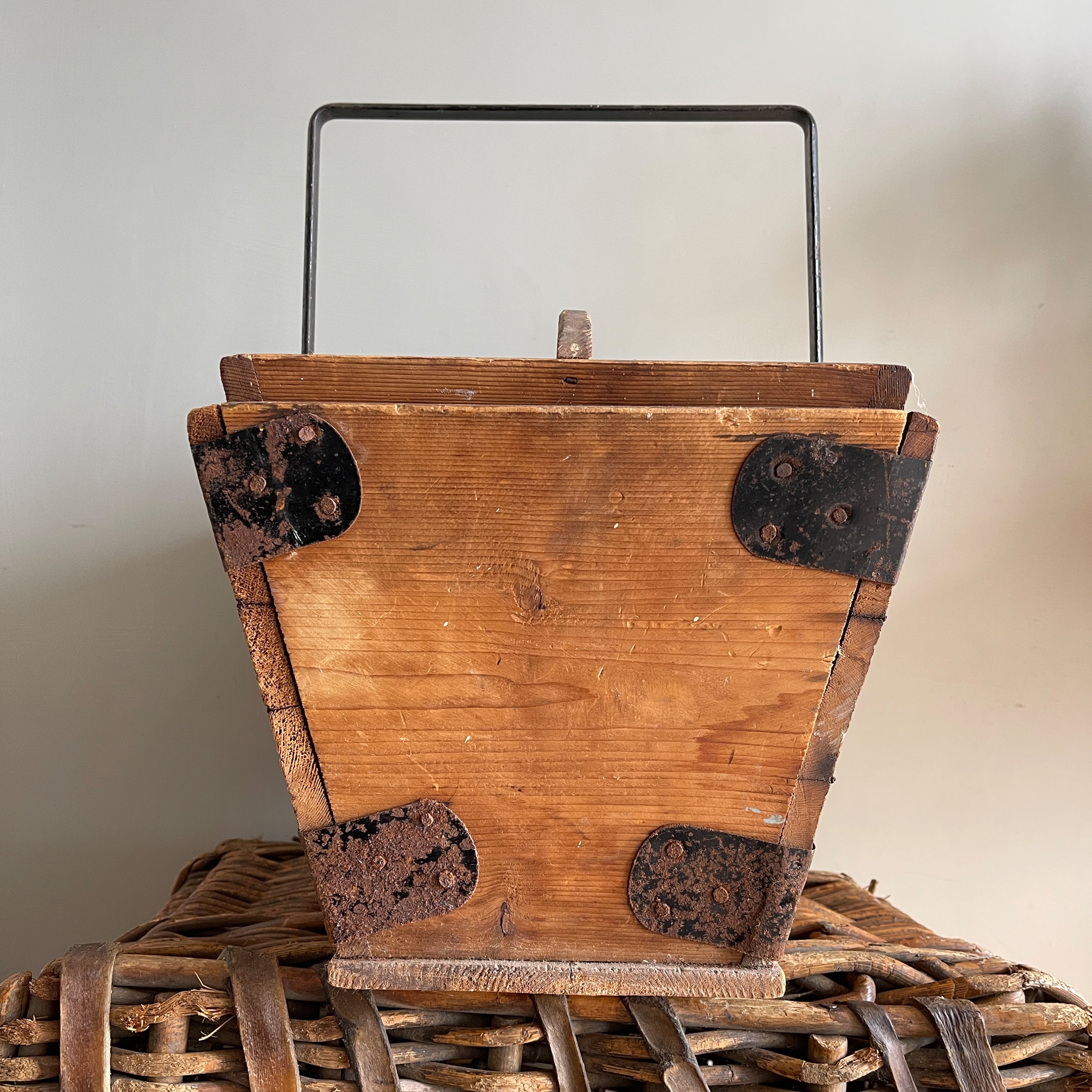 A Period House Maid's Pine Trug with sturdy metal handle and strapping. It has a removable top tray containing 4 compartments and still has the original 'IMPROVED HOUSE MAID'S BOX' label to the front. Good strong sturdy construction - SHOP NOW - www.intovintage.co.uk