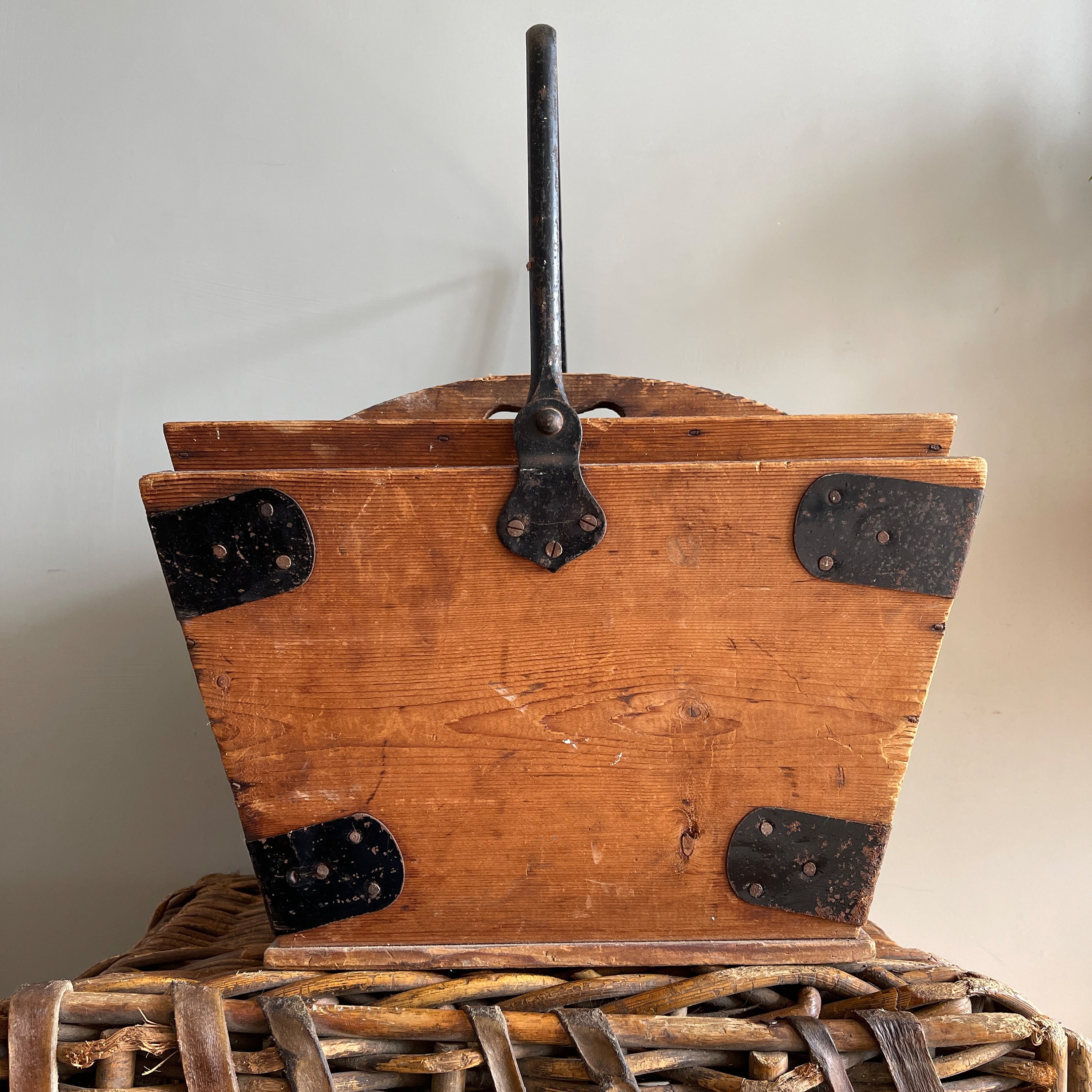 A Period House Maid's Pine Trug with sturdy metal handle and strapping. It has a removable top tray containing 4 compartments and still has the original 'IMPROVED HOUSE MAID'S BOX' label to the front. Good strong sturdy construction - SHOP NOW - www.intovintage.co.uk