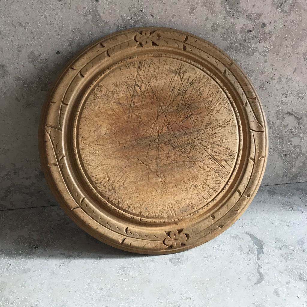 Vintage breadboard with pretty clover and leaf carved detail to the edge. Nice wear to the main board and still nice and flat with no warping - SHOP NOW - www.intovintage.co.uk