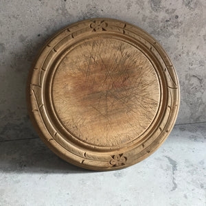 Vintage breadboard with pretty clover and leaf carved detail to the edge. Nice wear to the main board and still nice and flat with no warping - SHOP NOW - www.intovintage.co.uk