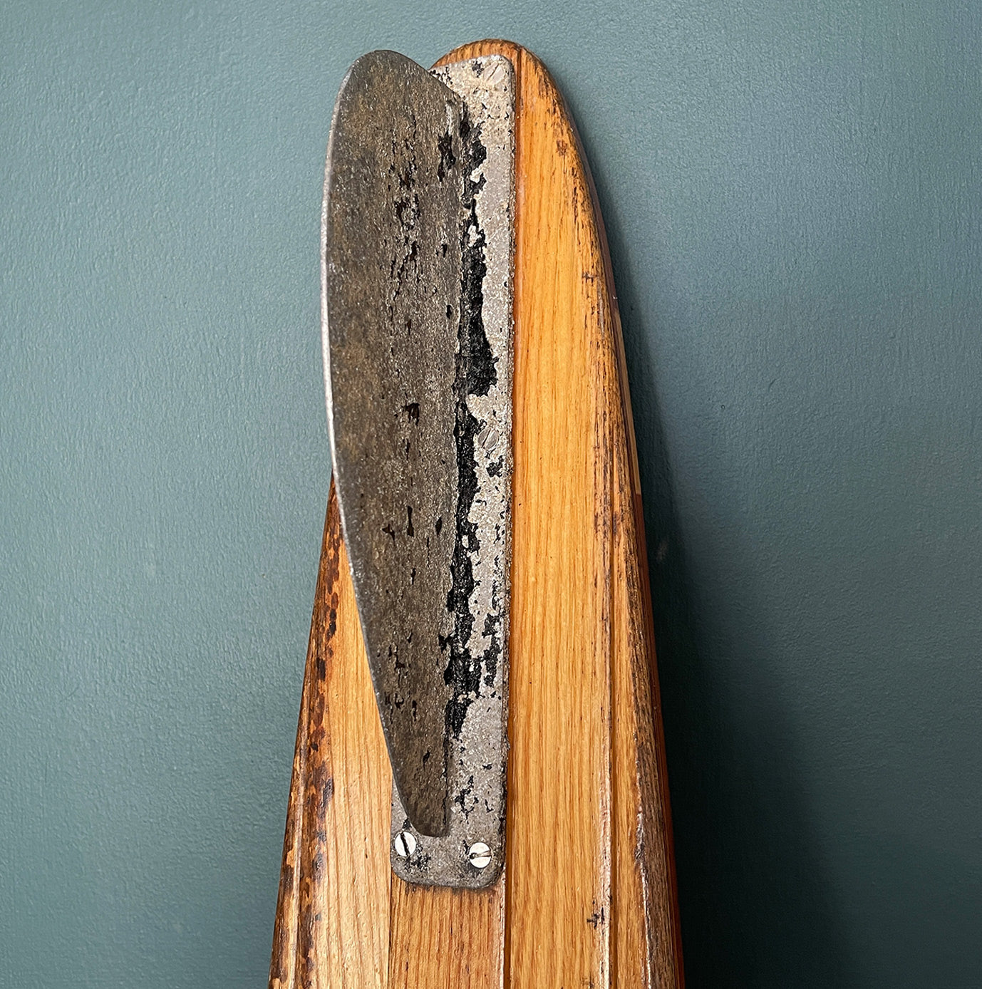 Uber cool vintage wooden mono water ski. It has a wonderful warm tone to the two tone wood. We have removed the old rubber footholds and given it a polish so that it can be seen in its full glory when mounted on the wall - SHOP NOW - www.intovintage.co.uk